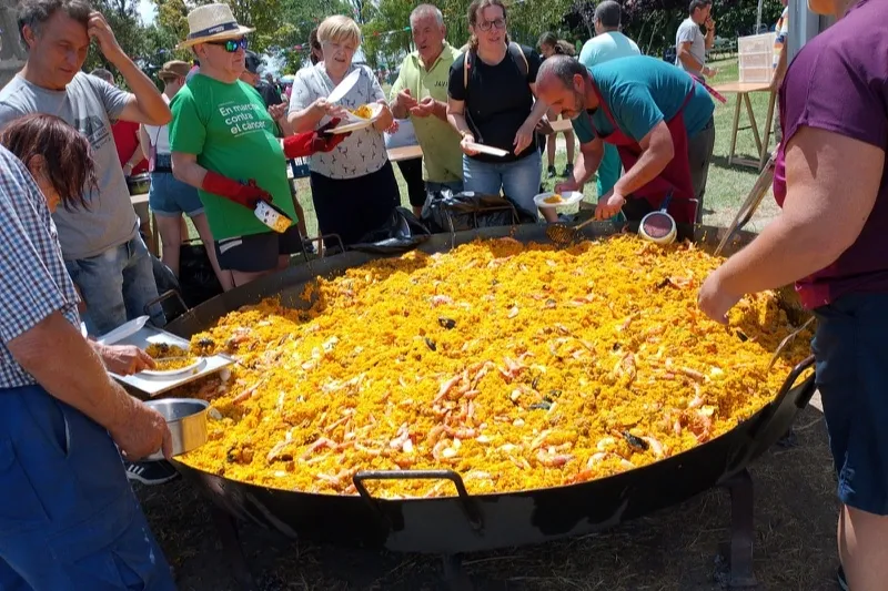 Foto 10 - Villoruela 'abarrotada' de vecinos y visitantes para vivir su gran paellada de fiestas