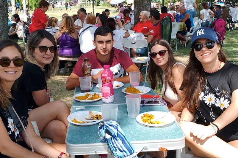 Foto 7 - Villoruela 'abarrotada' de vecinos y visitantes para vivir su gran paellada de fiestas