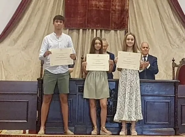 Foto 2 - Sonsoles Gonz&aacute;lez y Julia S&aacute;nchez, alumnas del IES Germ&aacute;n S&aacute;nchez Ruip&eacute;rez, reciben su diploma de acceso a la Universidad entre las 100 mejores de la EBAU