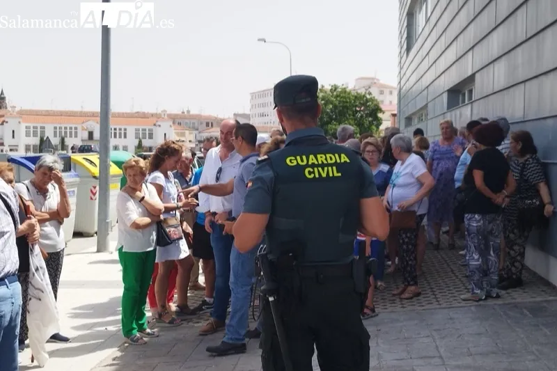 Vecinos de Aldeaseca se manifestaban hoy a las puertas del Juzgado de Peñaranda