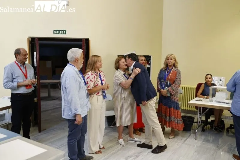 El cabeza de lista al Congreso del PP de Salamanca, José Antonio Bermúdez de Castro, ejerce su derecho al voto. Fotos: David Sañudo
