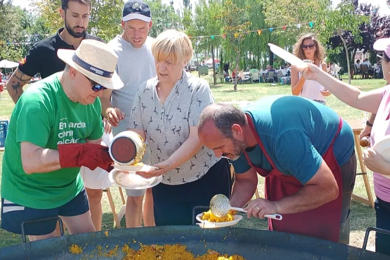 Foto 11 - Villoruela 'abarrotada' de vecinos y visitantes para vivir su gran paellada de fiestas