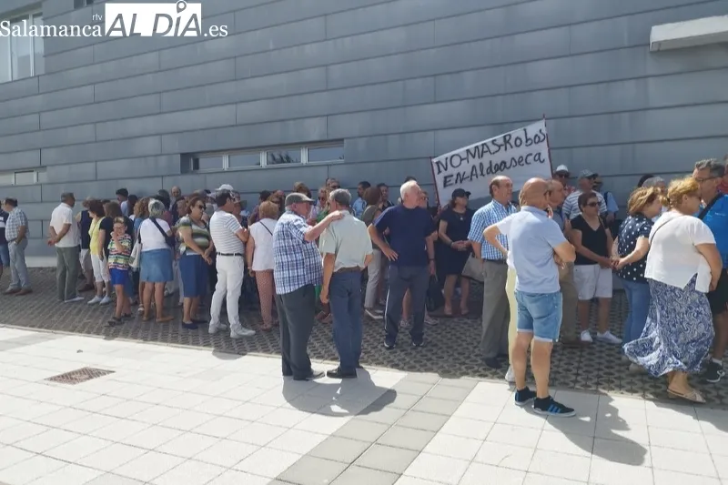 Vecinos de Aldeaseca se manifestaban hoy a las puertas del Juzgado de Peñaranda