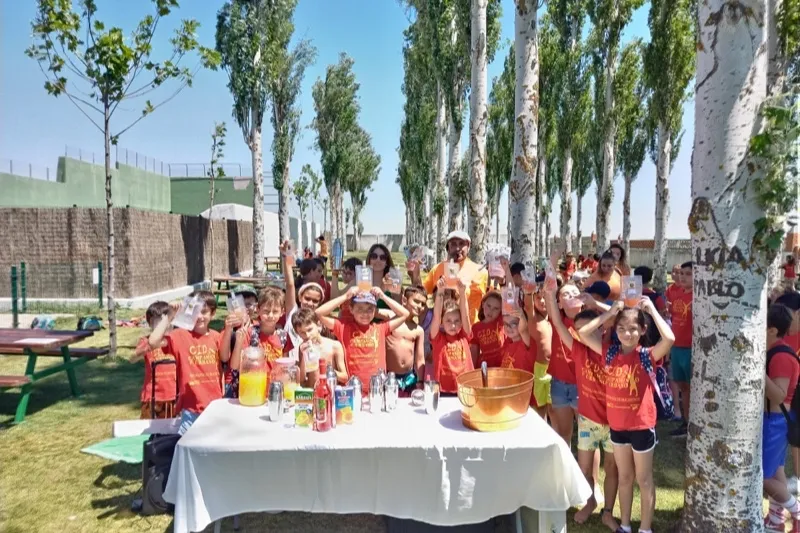 Teo Marcos realizaba un solidario cóctel en las piscinas en favor de Pyfano
