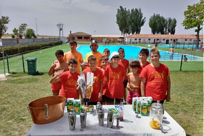 Teo Marcos realizaba un solidario cóctel en las piscinas en favor de Pyfano