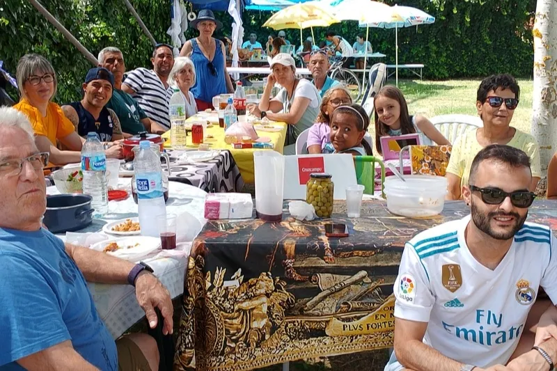 Foto 9 - Villoruela 'abarrotada' de vecinos y visitantes para vivir su gran paellada de fiestas