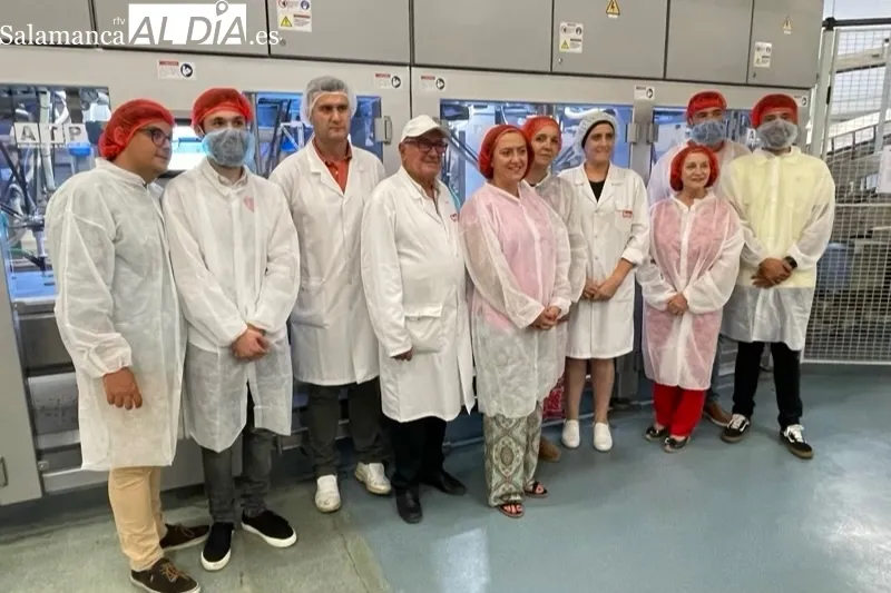 Virginia Barcones visitaba este jueves la empresa peñarandina Dulca