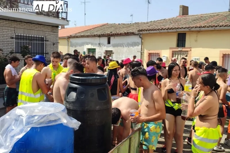 Santiago de la Puebla vivía este sábado el pasacalles acuático 