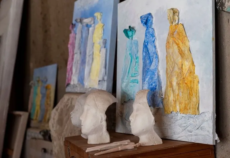 La artista Amelia García y algunas de sus obras. Fotos: Carmen Borrego