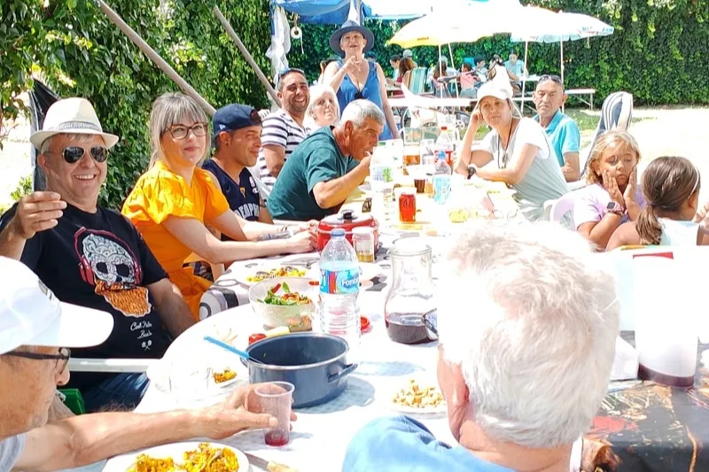 Foto 2 - Villoruela 'abarrotada' de vecinos y visitantes para vivir su gran paellada de fiestas