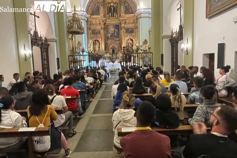 Los peregrinos que pernoctan en Peñaranda han celebrado una misa matinal en las Carmelitas