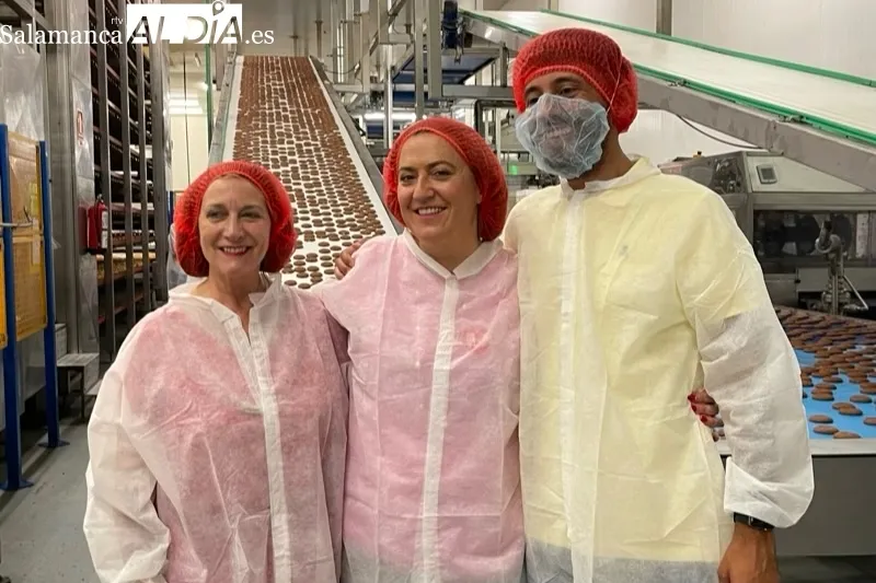 Virginia Barcones visitaba este jueves la empresa peñarandina Dulca