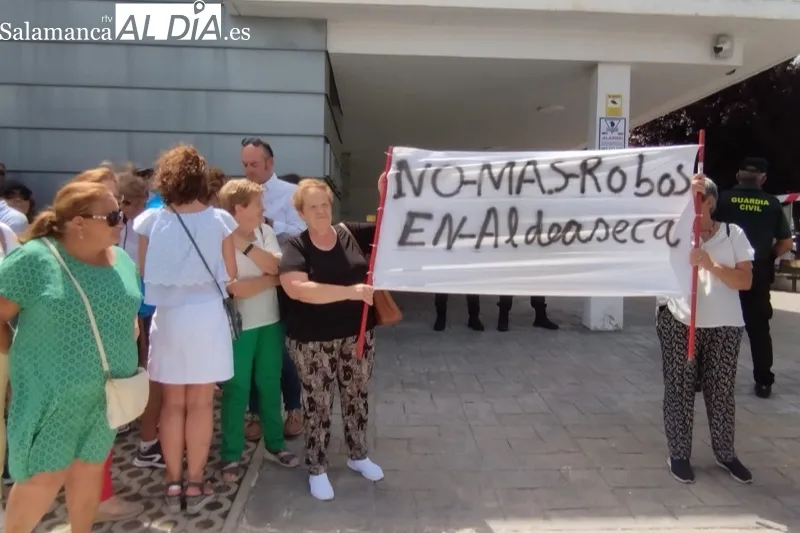 Vecinos de Aldeaseca se manifestaban hoy a las puertas del Juzgado de Peñaranda