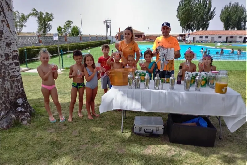 Teo Marcos realizaba un solidario cóctel en las piscinas en favor de Pyfano