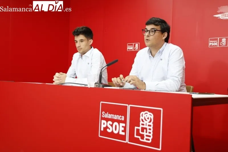 Los candidatos al Congreso y al Senado por el PSOE de Salamanca en las próximas elecciones generales del 23 de julio, Kevin Pérez y Sergio Maqueda, en rueda de prensa. Foto de David Sañudo
