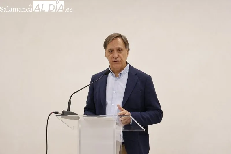 El alcalde de Salamanca, Carlos García Carbayo, el subdirector de la Fundación General de la Universidad, Luis Rodríguez, y el CEO de Startup Olé Accelerator, Emilio Corchado, firman un convenio de colaboración para la celebración de Startup Olé 2023. Fot