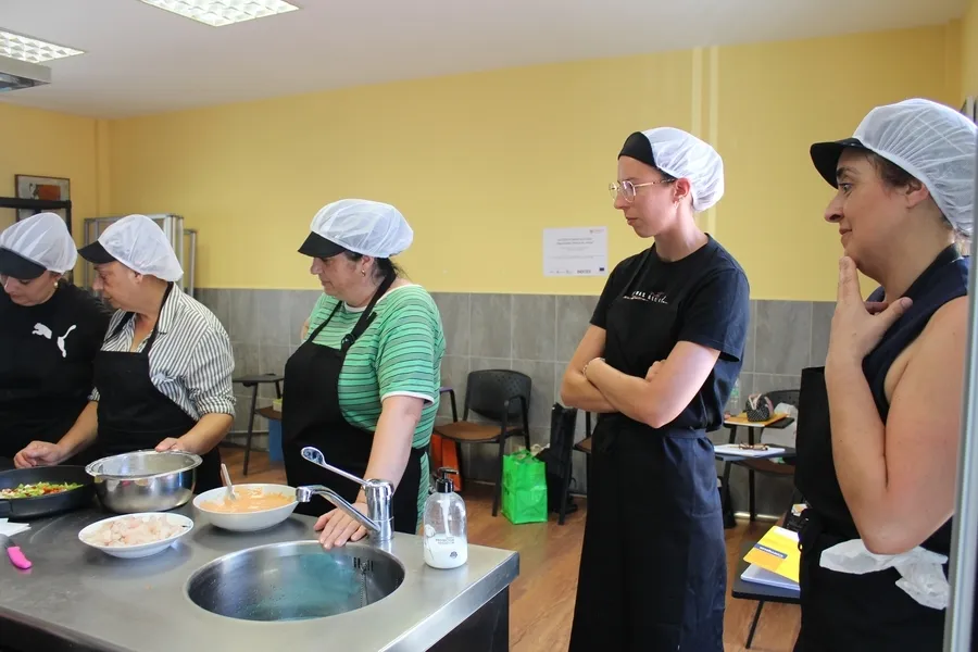 Foto 4 - Las alumnas de la acci&oacute;n de cocina de C&aacute;ritas afrontan el m&oacute;dulo de &lsquo;Elaboraci&oacute;n culinaria&rsquo;