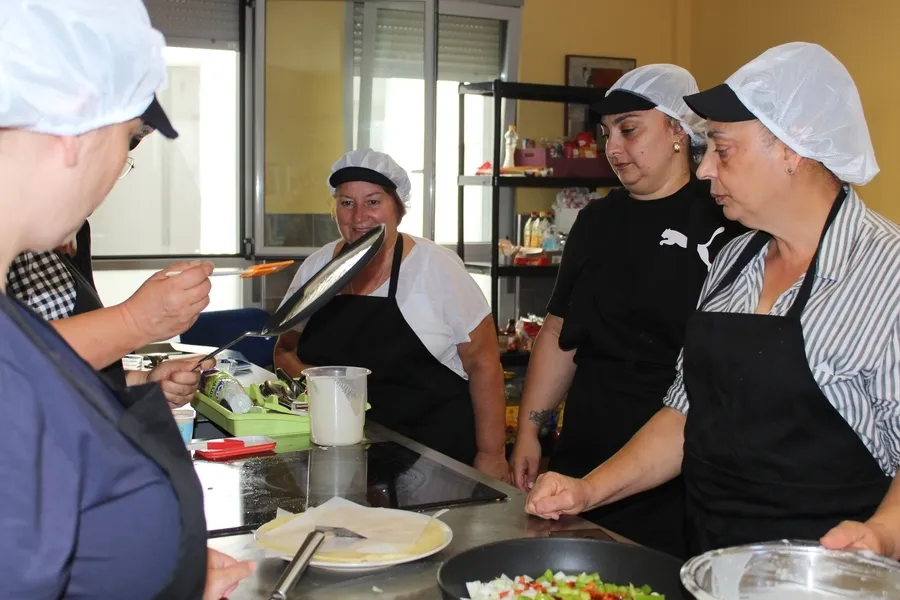 Foto 3 - Las alumnas de la acci&oacute;n de cocina de C&aacute;ritas afrontan el m&oacute;dulo de &lsquo;Elaboraci&oacute;n culinaria&rsquo;