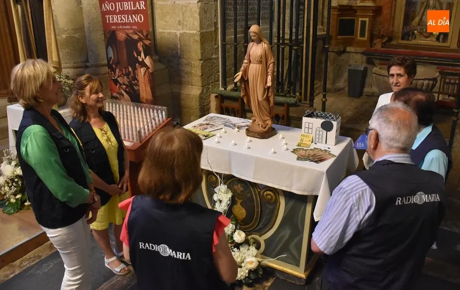 Foto 2 - La Reina de Radio Mar&iacute;a visita la Catedral de Santa Mar&iacute;a