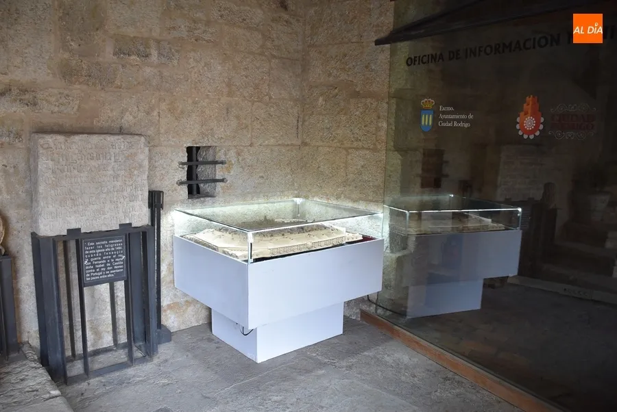 Foto 4 - La detallada maqueta en corcho de Ciudad Rodrigo regresa al zagu&aacute;n de la Casa Consistorial