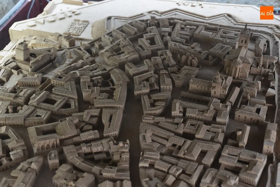 Foto 2 - La detallada maqueta en corcho de Ciudad Rodrigo regresa al zagu&aacute;n de la Casa Consistorial