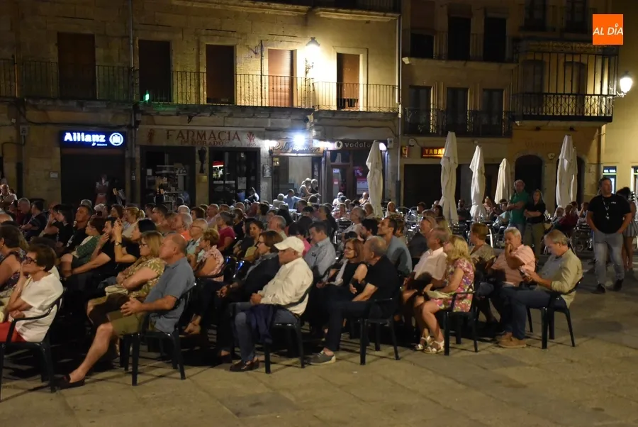 Foto 2 - Fet&eacute;n Fet&eacute;n inaugura con una notable asistencia de p&uacute;blico las veladas musicales en la Plaza