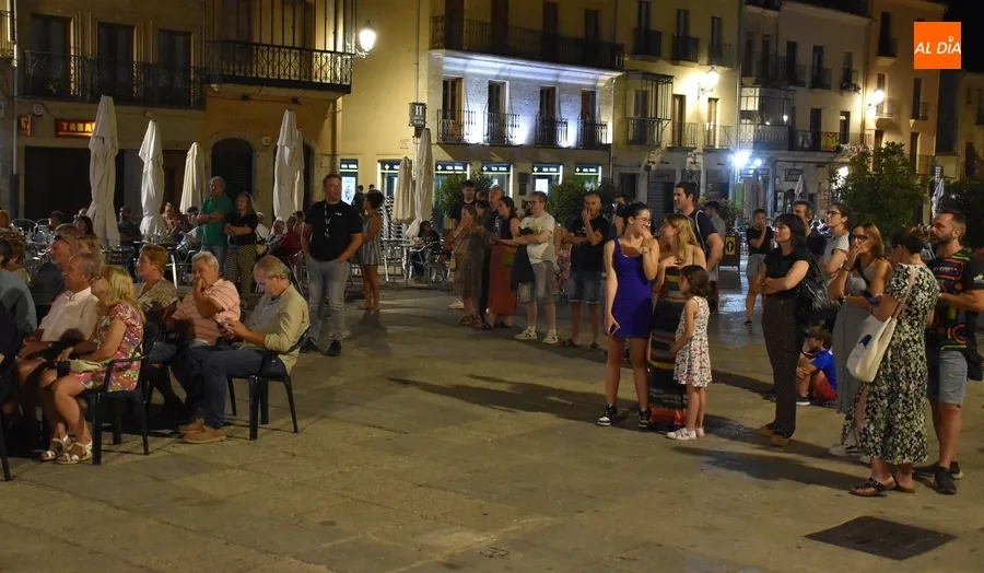 Foto 3 - Fet&eacute;n Fet&eacute;n inaugura con una notable asistencia de p&uacute;blico las veladas musicales en la Plaza