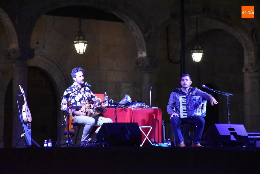 Foto 4 - Fet&eacute;n Fet&eacute;n inaugura con una notable asistencia de p&uacute;blico las veladas musicales en la Plaza