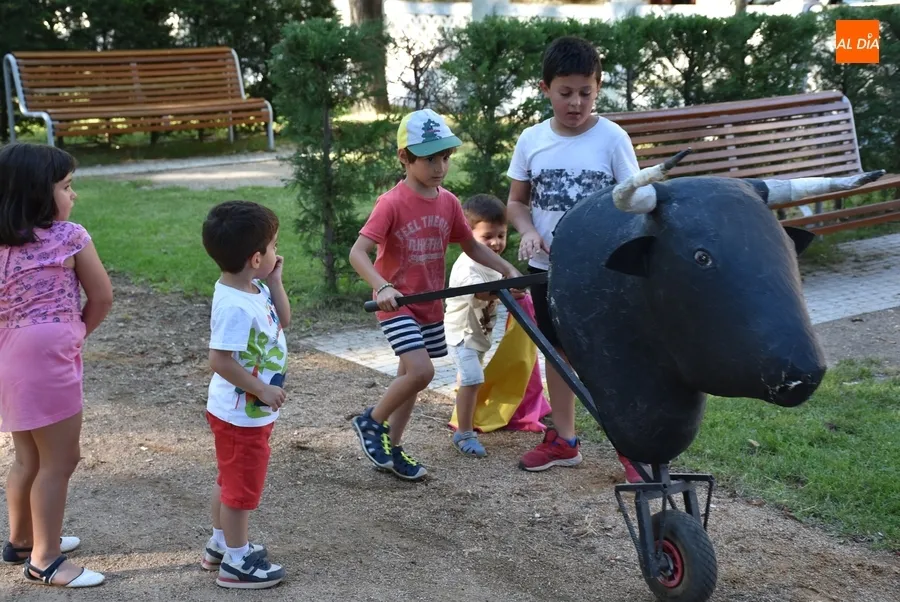 Foto 4 - Los ni&ntilde;os demuestran su valent&iacute;a en el tradicional encierro de carretones de San Andr&eacute;s