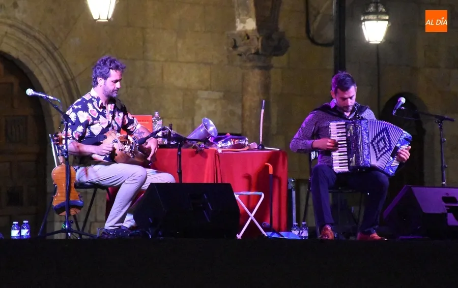 Foto 5 - Fet&eacute;n Fet&eacute;n inaugura con una notable asistencia de p&uacute;blico las veladas musicales en la Plaza