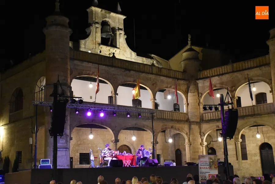 Foto 6 - Fet&eacute;n Fet&eacute;n inaugura con una notable asistencia de p&uacute;blico las veladas musicales en la Plaza