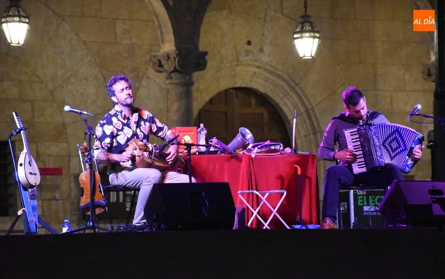 Foto 7 - Fet&eacute;n Fet&eacute;n inaugura con una notable asistencia de p&uacute;blico las veladas musicales en la Plaza