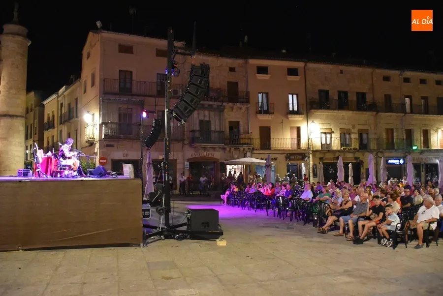 Foto 8 - Fet&eacute;n Fet&eacute;n inaugura con una notable asistencia de p&uacute;blico las veladas musicales en la Plaza