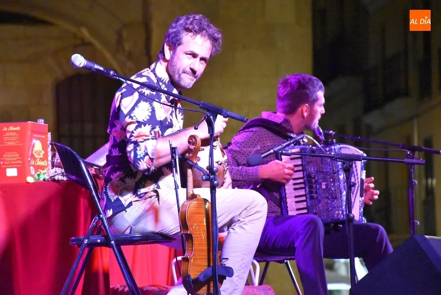 Foto 9 - Fet&eacute;n Fet&eacute;n inaugura con una notable asistencia de p&uacute;blico las veladas musicales en la Plaza