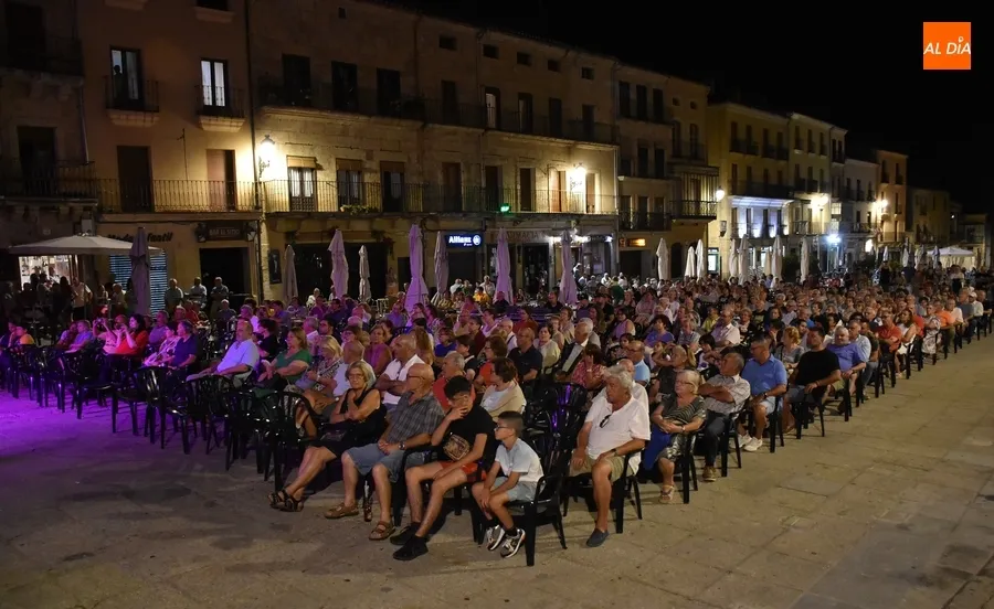 Foto 10 - Fet&eacute;n Fet&eacute;n inaugura con una notable asistencia de p&uacute;blico las veladas musicales en la Plaza