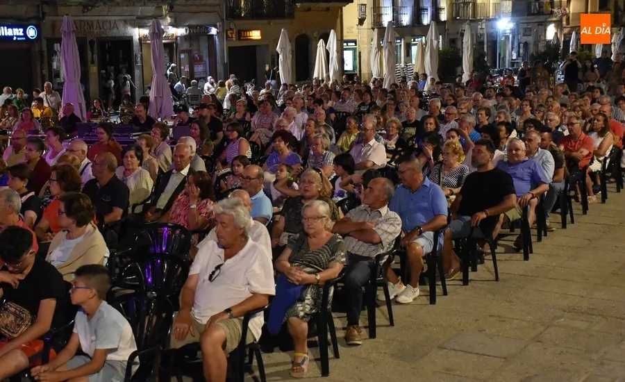 Foto 11 - Fet&eacute;n Fet&eacute;n inaugura con una notable asistencia de p&uacute;blico las veladas musicales en la Plaza