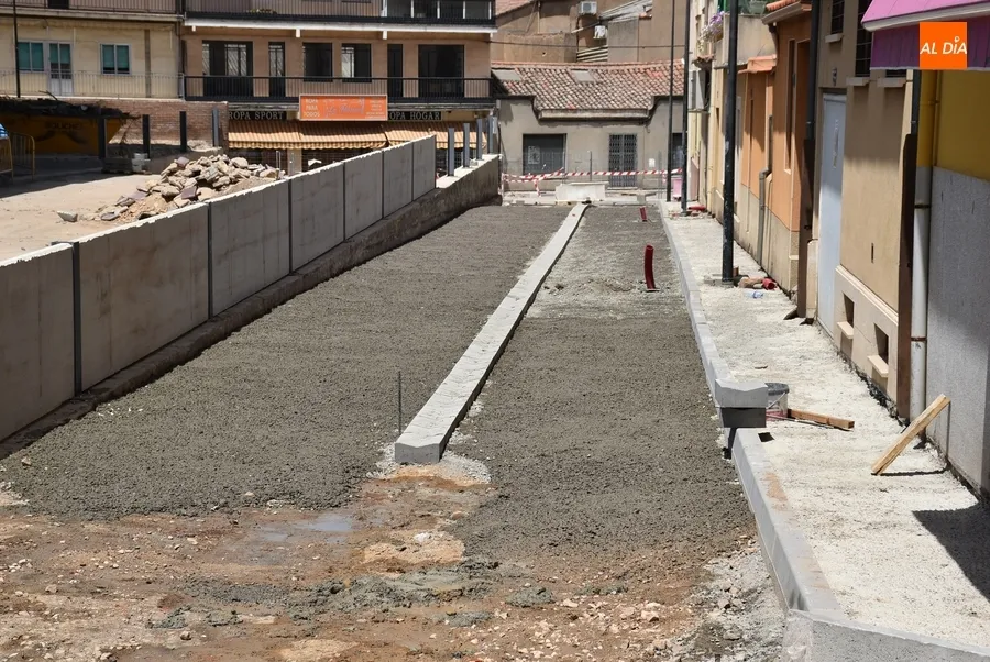 Foto 4 - Cortado un tramo m&aacute;s del Campo de Toledo mientras se reedifica el muro de la Estaci&oacute;n