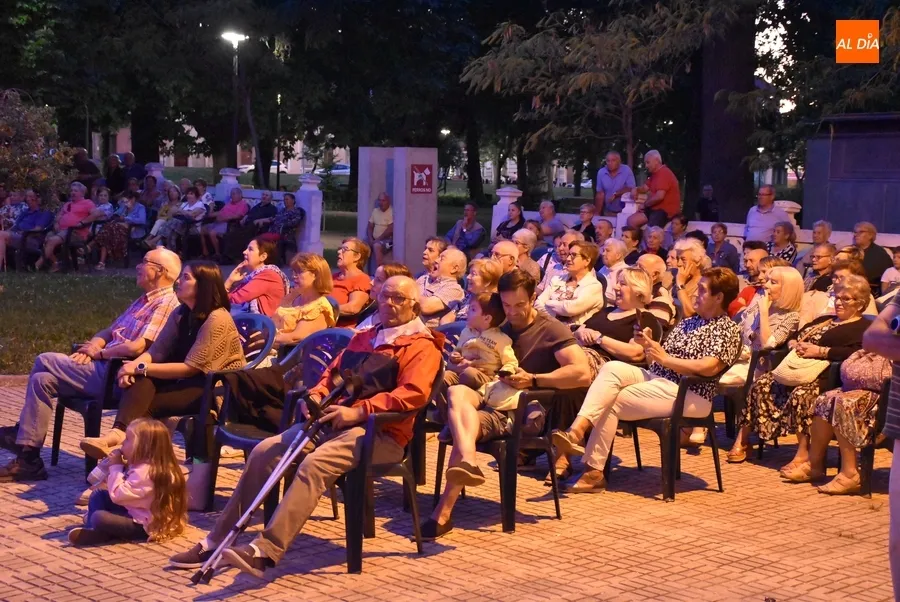 Foto 3 - Gran noche interactiva de m&uacute;sica y tambi&eacute;n humor con la televisiva Soledad Luna