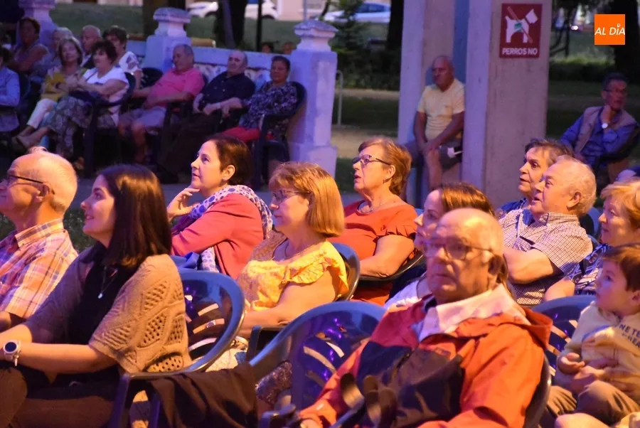 Foto 4 - Gran noche interactiva de m&uacute;sica y tambi&eacute;n humor con la televisiva Soledad Luna
