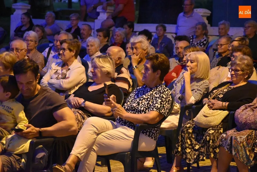 Foto 5 - Gran noche interactiva de m&uacute;sica y tambi&eacute;n humor con la televisiva Soledad Luna