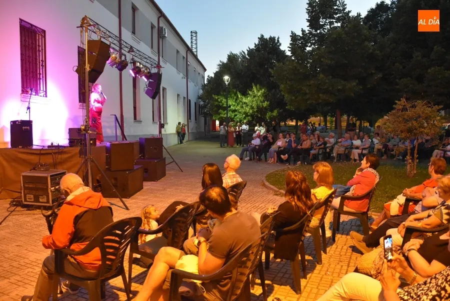 Foto 6 - Gran noche interactiva de m&uacute;sica y tambi&eacute;n humor con la televisiva Soledad Luna