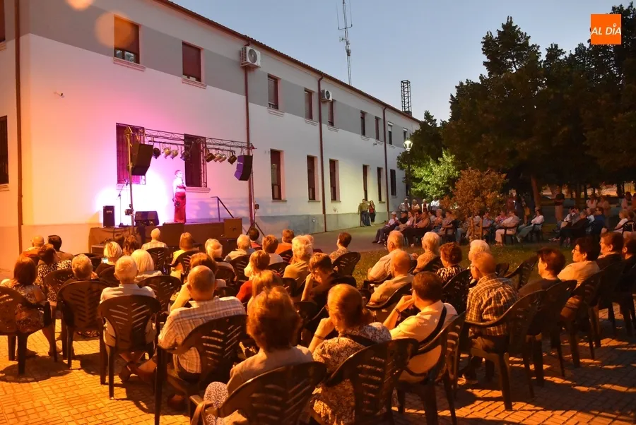 Foto 8 - Gran noche interactiva de m&uacute;sica y tambi&eacute;n humor con la televisiva Soledad Luna