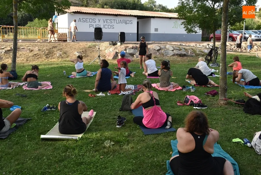 Foto 3 - Una sesi&oacute;n de pilates abre el Verano Deportivo en las inmediaciones del &Aacute;gueda
