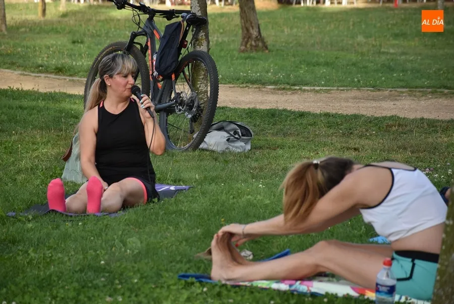 Foto 5 - Una sesi&oacute;n de pilates abre el Verano Deportivo en las inmediaciones del &Aacute;gueda