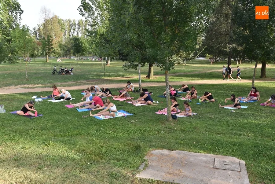 Foto 6 - Una sesi&oacute;n de pilates abre el Verano Deportivo en las inmediaciones del &Aacute;gueda