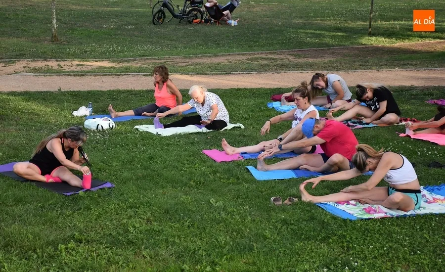 Foto 7 - Una sesi&oacute;n de pilates abre el Verano Deportivo en las inmediaciones del &Aacute;gueda