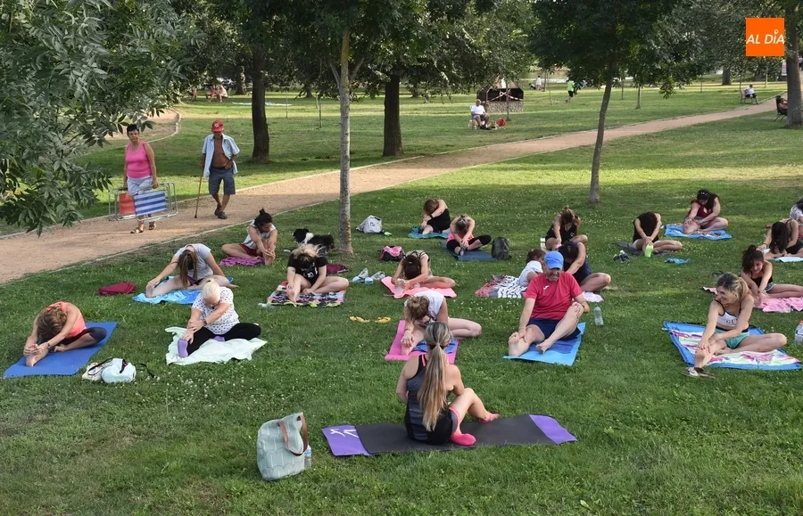 Foto 8 - Una sesi&oacute;n de pilates abre el Verano Deportivo en las inmediaciones del &Aacute;gueda