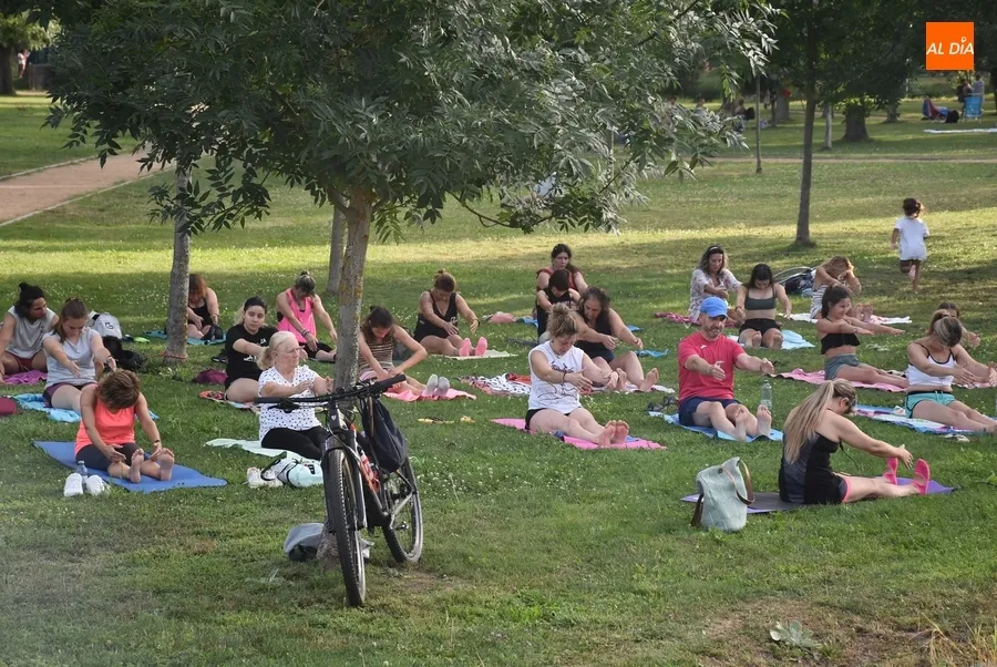 Foto 9 - Una sesi&oacute;n de pilates abre el Verano Deportivo en las inmediaciones del &Aacute;gueda