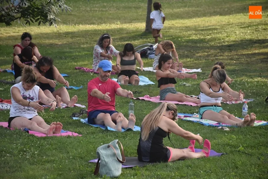 Foto 10 - Una sesi&oacute;n de pilates abre el Verano Deportivo en las inmediaciones del &Aacute;gueda