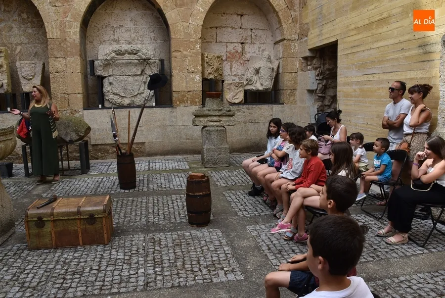 Foto 3 - Los ni&ntilde;os se adentran con &lsquo;No me deis m&aacute;s guerra&rsquo; en las Jornadas Napole&oacute;nicas